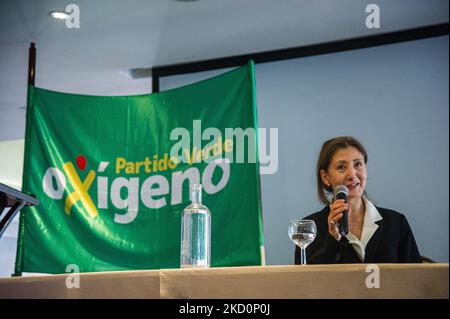 Die französisch-kolumbianische Politikerin und ehemalige Geisel der Guerilla der FARC-EP Ingrid Betancourt kündigt ihre Kandidatur für die kolumbianische Präsidentschaft für die politische Partei „Coalicion de la Esperanza“ mit einer Botschaft gegen die Korruption in Bogota, Kolumbien, am 18. Januar 2022 an. (Foto von Sebastian Barros/NurPhoto) Stockfoto