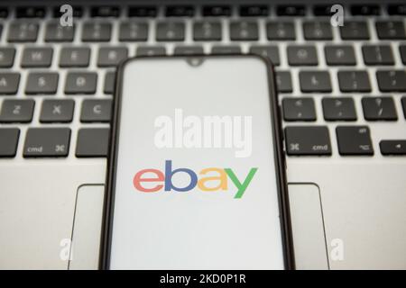 In dieser Fototafel wurde ein eBay-Logo auf einem Smartphone-Bildschirm mit einem Computerschlüsselwort im Hintergrund in Athen, Griechenland, am 18. Januar 2022 angezeigt. ( (Foto-Illustration von Nikolas Kokovlis/NurPhoto) Stockfoto