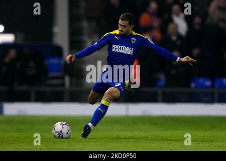 Cheye Alexander vom AFC Wimbledon kontrolliert den Ball während des Spiels der Sky Bet League 1 zwischen AFC Wimbledon und Portsmouth in Plough Lane, Wimbledon, am Dienstag, den 18.. Januar 2022. (Foto von Federico Maranesi/MI News/NurPhoto) Stockfoto