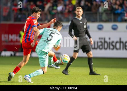 Heidenheim, Deutschland. 05.. November 2022. Fußball: 2. Bundesliga, 1. FC Heidenheim - SC Paderborn 07, Matchday 15 in der Voith Arena. Heidenheims Kevin Sessa (l.) und Paderborner Marcel Mehlem kämpfen um den Ball. Quelle: Stefan Puchner/dpa - WICHTIGER HINWEIS: Gemäß den Anforderungen der DFL Deutsche Fußball Liga und des DFB Deutscher Fußball-Bund ist es untersagt, im Stadion und/oder vom Spiel aufgenommene Fotos in Form von Sequenzbildern und/oder videoähnlichen Fotoserien zu verwenden oder zu verwenden./dpa/Alamy Live News Stockfoto