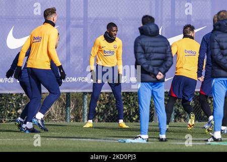 Ousmane Dembele vor Xavi Hernandez während des FC Barcelona Trainings, das zuvor bei Copa del Rey zwischen Atletico de Bilbao bei Ciutat Esportiva Joan Gamper am 19. Januar 2022 in Barcelona stattfand. (Foto von Xavier Bonilla/NurPhoto) Stockfoto