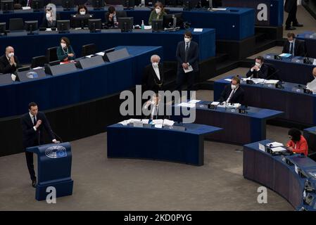 Emmanuel Macron trinkt einen Kaffee während der Rede des Europaabgeordneten Jordan Bardella vor dem Europäischen Parlament in Straßburg am 19. Januar 2022. (Foto von Andrea Savorani Neri/NurPhoto) Stockfoto