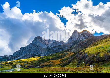 Im Herzen der Seealpen geht der Blick vom Monte Rosa bis zum nahe gelegenen Ligurischen Meer Stockfoto