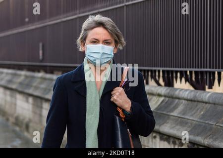 LONDON, VEREINIGTES KÖNIGREICH - 19. JANUAR 2022: Schatten-Innenministerin Yvette Cooper geht am 19. Januar 2022 in London, England, vor das Parlamentsgebäude. Eine hochrangige Beamtin, die Angestellte der Regierung, die in der Downing Street arbeitet, führt derzeit Ermittlungen zu mehreren mutmaßlichen Parteien, die gegen die Regeln der Sperre verstoßen, durch, da Boris Johnson bestritt, gewarnt zu werden, dass die Gartenparty am 20. Mai 2020 gegen die damals geltenden Covid-19-Regeln verstoßen könnte. (Foto von Wiktor Szymanowicz/NurPhoto) Stockfoto