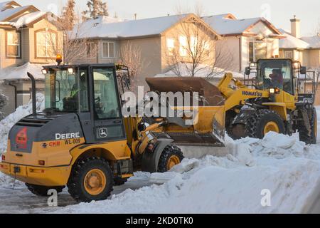 Schwere Maschinen entfernen Schnee und Eis von einer Straße im Süden von Edmonton. Am Mittwoch, den 19. Januar 2021, Kanada. (Foto von Artur Widak/NurPhoto) Stockfoto