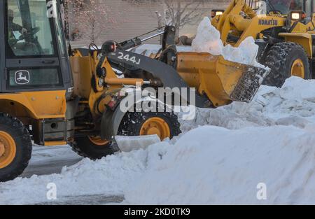 Schwere Maschinen entfernen Schnee und Eis von einer Straße im Süden von Edmonton. Am Mittwoch, den 19. Januar 2021, Kanada. (Foto von Artur Widak/NurPhoto) Stockfoto