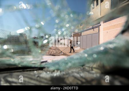 Gaza, Palästina. 04.. November 2022. Palästinenser inspizieren den Schaden in der Nähe eines militärischen Standorts der Hamas, der durch israelische Luftangriffe im zentralen Gazastreifen als Reaktion auf den Abschuss von Raketen aus dem Gazastreifen auf Israel anvisiert wurde. Kredit: SOPA Images Limited/Alamy Live Nachrichten Stockfoto