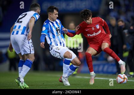 Joao Felix von Atletico Madrid und Martin Zubimendi von Real Sociedad treten beim Copa del Rey-Spiel zwischen Real Sociedad und Club Atletico de Madrid am 19. Januar 2022 in der reale Arena in San Sebastian, Spanien, um den Ball an. (Foto von Jose Breton/Pics Action/NurPhoto) Stockfoto