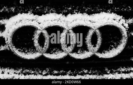 Schnee ist am 20. Januar 2022 auf dem Audi-Logo auf dem Auto in Krakau, Polen, zu sehen. (Foto von Jakub Porzycki/NurPhoto) Stockfoto