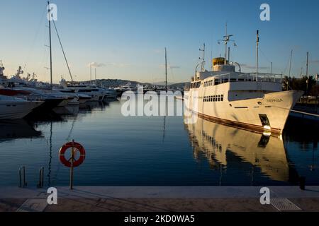 Eine allgemeine Ansicht mit Sonnenuntergang am Strand an der Flisvos Bucht im Bezirk Paleo Faliro bei Athen, Griechenland am 20. Januar 2022. (Foto von Nikolas Kokovlis/NurPhoto) Stockfoto