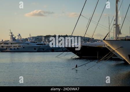 Eine allgemeine Ansicht mit Sonnenuntergang am Strand an der Flisvos Bucht im Bezirk Paleo Faliro bei Athen, Griechenland am 20. Januar 2022. (Foto von Nikolas Kokovlis/NurPhoto) Stockfoto