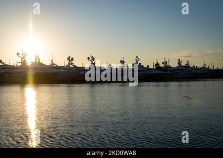 Eine allgemeine Ansicht mit Sonnenuntergang am Strand an der Flisvos Bucht im Bezirk Paleo Faliro bei Athen, Griechenland am 20. Januar 2022. (Foto von Nikolas Kokovlis/NurPhoto) Stockfoto