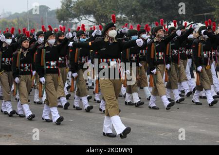 Ein Kontingent von Indiens National Cadet Corps (NCC) nimmt an den Proben für die bevorstehende Parade zum Republiktag an einem nebligen Wintermorgen in Neu-Delhi, Indien, am 17. Januar 2022 Teil. (Foto von Mayank Makhija/NurPhoto) Stockfoto