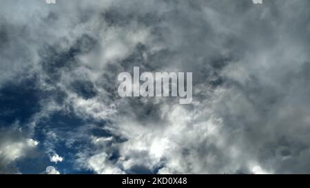Graue Wolken am Himmel. Wetterwechsel. Natur Umwelt Hintergrund Stockfoto