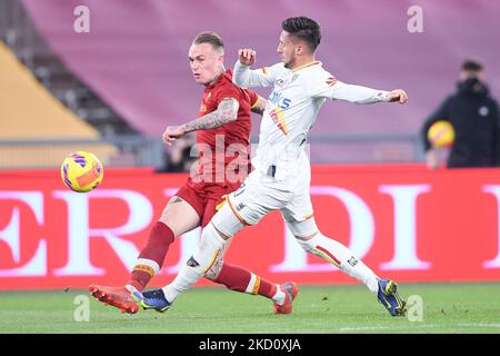 Antonio Barreca von US Lecce und Rick Karsdorp von AS Roma kämpfen beim italienischen Cup-Spiel zwischen AS Roma und US Lecce am 20. Januar 2022 im Stadio Olimpico, Rom, Italien, um den Ball. (Foto von Giuseppe Maffia/NurPhoto) Stockfoto