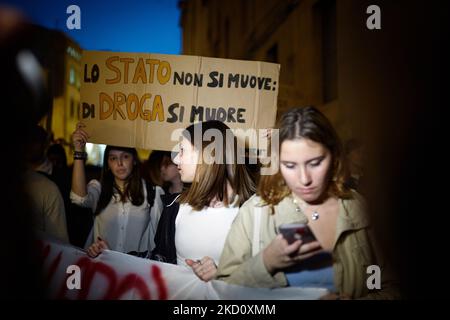 Palermo, Sizilien, Italien. 4.. November 2022. Demonstration gegen Drogen unter dem Motto "Pflege schafft Abhängigkeit"."Es ist unmöglich geworden, im historischen Zentrum von Palermo, Und vor allem in einigen Gebieten der Albergheria, nicht zu bemerken, die Zunahme aller Phänomene im Zusammenhang mit dem Konsum, Verkauf und der Produktion von Drogen, einschließlich vor allem der Riss, deren Gefahr zunehmend in vielen großen europäischen Städten spürbar. ''.Protest fand von der Casa Professa in Richtung der Straßen des historischen Viertels von Albergheria statt.Banner rea Stockfoto