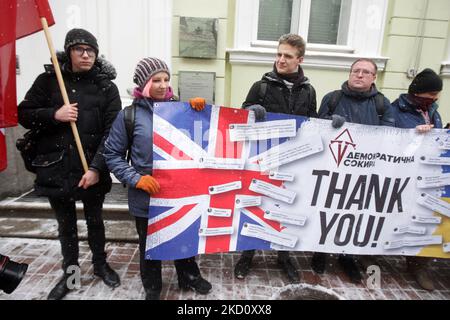 Die Ukrainer halten vor der britischen Botschaft in Kiew, Ukraine, am 21. Januar 2022 ein Transparent, während sie an einer Kundgebung teilnehmen, um Großbritannien für die Lieferung von Waffen an die Ukraine zu danken. Die nächste Lieferung der internationalen technischen Hilfe aus Großbritannien an die Streitkräfte der Ukraine ist erfolgt. Die Partner stellten neue leichte Panzerabwehrraketen bereit, wie eine Website des Verteidigungsministeriums der Ukraine am 18. Januar 2022 mitteilte. (Foto von STR/NurPhoto) Stockfoto