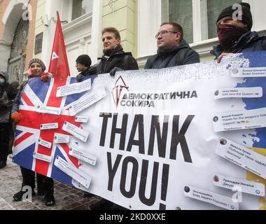 Die Ukrainer halten vor der britischen Botschaft in Kiew, Ukraine, am 21. Januar 2022 ein Transparent, während sie an einer Kundgebung teilnehmen, um Großbritannien für die Lieferung von Waffen an die Ukraine zu danken. Die nächste Lieferung der internationalen technischen Hilfe aus Großbritannien an die Streitkräfte der Ukraine ist erfolgt. Die Partner stellten neue leichte Panzerabwehrraketen bereit, wie eine Website des Verteidigungsministeriums der Ukraine am 18. Januar 2022 mitteilte. (Foto von STR/NurPhoto) Stockfoto