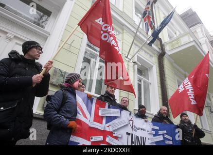 Die Ukrainer halten vor der britischen Botschaft in Kiew, Ukraine, am 21. Januar 2022 ein Transparent, während sie an einer Kundgebung teilnehmen, um Großbritannien für die Lieferung von Waffen an die Ukraine zu danken. Die nächste Lieferung der internationalen technischen Hilfe aus Großbritannien an die Streitkräfte der Ukraine ist erfolgt. Die Partner stellten neue leichte Panzerabwehrraketen bereit, wie eine Website des Verteidigungsministeriums der Ukraine am 18. Januar 2022 mitteilte. (Foto von STR/NurPhoto) Stockfoto