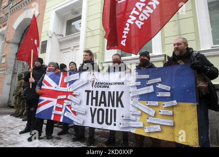 Die Ukrainer halten vor der britischen Botschaft in Kiew, Ukraine, am 21. Januar 2022 ein Transparent, während sie an einer Kundgebung teilnehmen, um Großbritannien für die Lieferung von Waffen an die Ukraine zu danken. Die nächste Lieferung der internationalen technischen Hilfe aus Großbritannien an die Streitkräfte der Ukraine ist erfolgt. Die Partner stellten neue leichte Panzerabwehrraketen bereit, wie eine Website des Verteidigungsministeriums der Ukraine am 18. Januar 2022 mitteilte. (Foto von STR/NurPhoto) Stockfoto