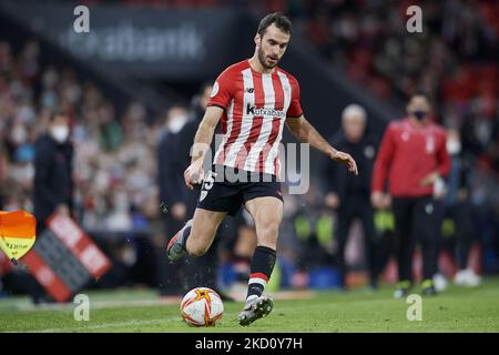 Inigo Lekue von Athletic hat beim Copa del Rey-Spiel zwischen Athletic Club und FC Barcelona am 20. Januar 2022 im San Mames Stadium in Bilbao, Spanien, bestanden. (Foto von Jose Breton/Pics Action/NurPhoto) Stockfoto