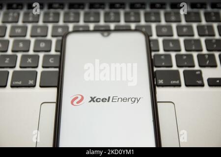 In dieser Abbildung ist ein Xcel Energy-Logo zu sehen, das am 21. Januar 2022 in Athen, Griechenland, auf einem Smartphone-Bildschirm mit einem Computerschlüsselwort im Hintergrund angezeigt wird. (Fotoillustration von Nikolas Kokovlis/NurPhoto) Stockfoto