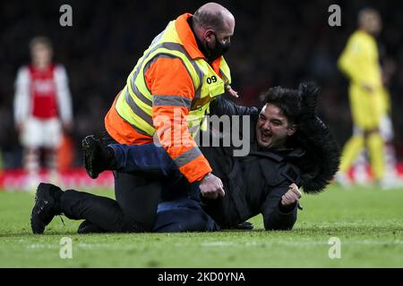 Ein Eindringling aus dem Spielfeld tritt am Donnerstag, dem 20.. Januar 2022, während des Carabao Cup-Spiels zwischen Arsenal und Liverpool im Emirates Stadium, London, auf den Platz ein. (Foto von Tom West/MI News/NurPhoto) Stockfoto