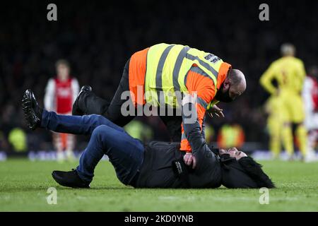 Ein Eindringling aus dem Spielfeld tritt am Donnerstag, dem 20.. Januar 2022, während des Carabao Cup-Spiels zwischen Arsenal und Liverpool im Emirates Stadium, London, auf den Platz ein. (Foto von Tom West/MI News/NurPhoto) Stockfoto