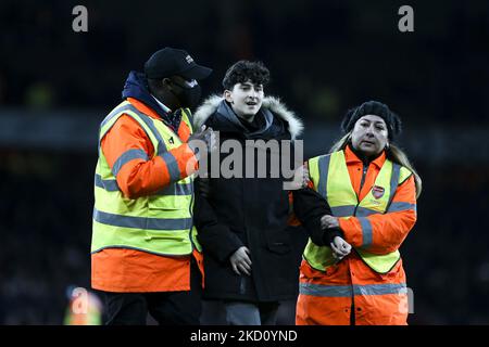 Ein Eindringling aus dem Spielfeld tritt am Donnerstag, dem 20.. Januar 2022, während des Carabao Cup-Spiels zwischen Arsenal und Liverpool im Emirates Stadium, London, auf den Platz ein. (Foto von Tom West/MI News/NurPhoto) Stockfoto