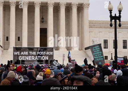 Zehntausende Demonstranten kommen während des jährlichen March for Life 49. in Washington, DC, am Obersten Gerichtshof vorbei. Tausende von Demonstranten kommen aus dem ganzen Land, um gegen Abtreibung zu marschieren und zu fordern, dass Roe v. Wade gestövert wird. Der marsch beginnt in der National Mall und endet am Obersten Gerichtshof. Es werden 50.000 Personen erwartet, die an der diesjährigen Veranstaltung teilnehmen werden. (Foto von Allison Bailey/NurPhoto) Stockfoto