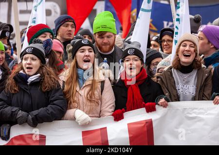 Pro-Life-Aktivisten singen zusammen, während sie auf den märz-Teil des jährlichen March for Life 49. in Washington, DC warten. Tausende von Demonstranten kommen aus dem ganzen Land, um gegen Abtreibung zu marschieren und zu fordern, dass Roe v. Wade gestövert wird. Der marsch beginnt in der National Mall und endet am Obersten Gerichtshof. Es werden 50.000 Personen erwartet, die an der diesjährigen Veranstaltung teilnehmen werden. (Foto von Allison Bailey/NurPhoto) Stockfoto