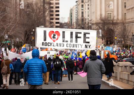 Die Demonstranten tragen während des jährlichen March for Life 49. in Washington, DC, ein großes Schild. Tausende von Demonstranten kommen aus dem ganzen Land, um gegen Abtreibung zu marschieren und zu fordern, dass Roe v. Wade gestövert wird. Der marsch beginnt in der National Mall und endet am Obersten Gerichtshof. Es werden 50.000 Personen erwartet, die an der diesjährigen Veranstaltung teilnehmen werden. (Foto von Allison Bailey/NurPhoto) Stockfoto