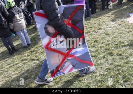 Ein Mann überquert die National Mall mit durchgestrichenen Fotos von Präs. Joe Biden und Vizepräsident Kamala Harris bei der March for Life-Kundgebung am Freitag, dem 21. Januar 2022. Der Marsch für das Leben in D.C. ist eine landesweite Veranstaltung, bei der Tausende von „Pro-Life“-Unterstützern zusammenkommen, um gegen Roe v. Wade zu protestieren, das Urteil des Obersten Gerichtshofs von 1973, das Abtreibung legal machte. Der rechtliche Präzedenzfall, der seit Jahrzehnten besteht, steht unter mehr Kontrolle, da Staaten wie Texas und Mississippi immer restriktivere Abtreibungsgesetze verabschieden. Der Oberste Gerichtshof hat eine konservative Mehrheit. (Foto von Zach Brien/NurPhoto) Stockfoto