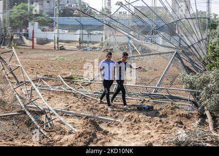 Gaza, Palästina. 04.. November 2022. Palästinenser inspizieren den Schaden in der Nähe eines militärischen Standorts der Hamas, der durch israelische Luftangriffe im zentralen Gazastreifen als Reaktion auf den Abschuss von Raketen aus dem Gazastreifen auf Israel anvisiert wurde. (Foto von Yousef Masoud/SOPA Images/Sipa USA) Quelle: SIPA USA/Alamy Live News Stockfoto