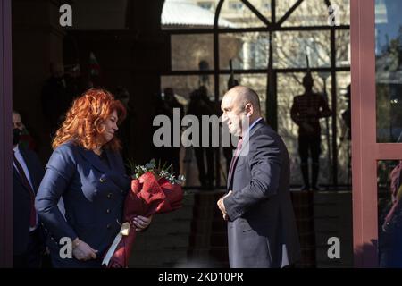 Der bulgarische Präsident Rumen Radev und die Vizepräsidentin Iliana Yotova stehen am 22. Januar 2022 in Sofia, Bulgarien, für den Beginn ihrer zweiten Amtszeit vor der Präsidentschaft. (Foto von Hristo Vlacev/NurPhoto) Stockfoto