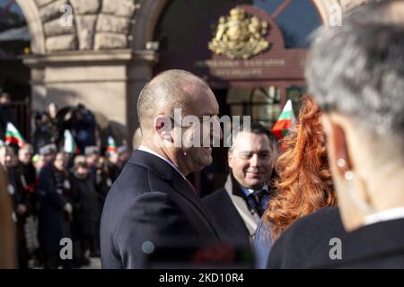 Der bulgarische Präsident Rumen Radev und die Vizepräsidentin Iliana Yotova stehen am 22. Januar 2022 in Sofia, Bulgarien, für den Beginn ihrer zweiten Amtszeit vor der Präsidentschaft. (Foto von Hristo Vlacev/NurPhoto) Stockfoto