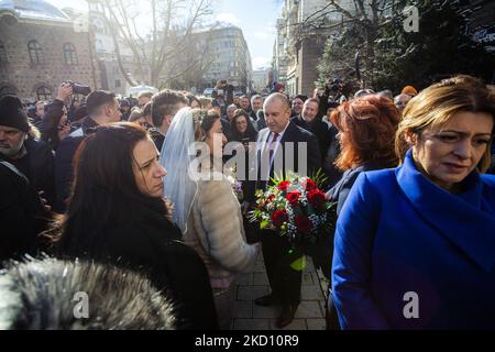 Der bulgarische Präsident Rumen Radev und die Vizepräsidentin Iliana Yotova stehen am 22. Januar 2022 in Sofia, Bulgarien, für den Beginn ihrer zweiten Amtszeit vor der Präsidentschaft. (Foto von Hristo Vlacev/NurPhoto) Stockfoto