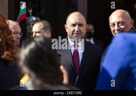 Der bulgarische Präsident Rumen Radev und die Vizepräsidentin Iliana Yotova stehen am 22. Januar 2022 in Sofia, Bulgarien, für den Beginn ihrer zweiten Amtszeit vor der Präsidentschaft. (Foto von Hristo Vlacev/NurPhoto) Stockfoto