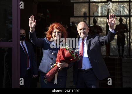 Der bulgarische Präsident Rumen Radev und die Vizepräsidentin Iliana Yotova stehen am 22. Januar 2022 in Sofia, Bulgarien, für den Beginn ihrer zweiten Amtszeit vor der Präsidentschaft. (Foto von Hristo Vlacev/NurPhoto) Stockfoto