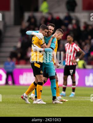 Conor Coady und José Sá von Wolverhampton Wanderers in einer Umarmung vor dem Premier League-Spiel zwischen Brentford und Wolverhampton Wanderers am Samstag, dem 22.. Januar 2022, im Brentford Community Stadium, Brentford. (Foto von Juan Gasperini/MI News/NurPhoto) Stockfoto