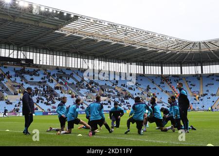 Coventry City-Spieler wärmen sich am Samstag, dem 22.. Januar 2022, vor dem Sky Bet Championship-Spiel zwischen Coventry City und den Queens Park Rangers in der Coventry Building Society Arena in Coventry auf. (Foto von James Holyoak/MI News/NurPhoto) Stockfoto