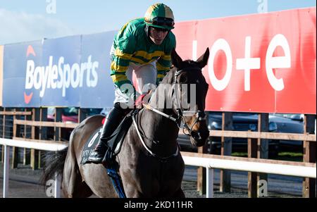 Belfast, Großbritannien. 05.. November 2022. Invictus Machin und Keith Donoghue gewinnen die Hürde der Tayto Group auf der Down Royal Racecourse für Trainer Gavin Cromwell und Besitzer J.P,McManus Credit: JTW Equine Images/Alamy Live News Stockfoto