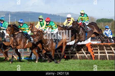 Belfast, Großbritannien. 05.. November 2022. Invictus Machin und Keith Donoghue gewinnen die Hürde der Tayto Group auf der Down Royal Racecourse für Trainer Gavin Cromwell und Besitzer J.P,McManus Credit: JTW Equine Images/Alamy Live News Stockfoto