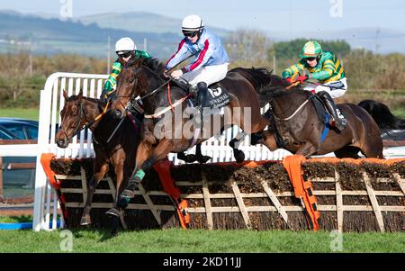 Belfast, Großbritannien. 05.. November 2022. Invictus Machin und Keith Donoghue gewinnen die Hürde der Tayto Group auf der Down Royal Racecourse für Trainer Gavin Cromwell und Besitzer J.P,McManus Credit: JTW Equine Images/Alamy Live News Stockfoto