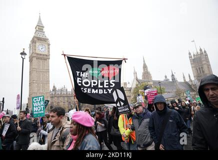 Menschen nehmen an der Volksversammlung Teil die britische Nationaldemonstration ist gebrochen im Zentrum von London. Bilddatum: Samstag, 5. November 2022. Stockfoto