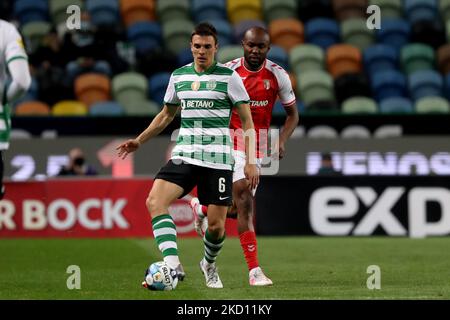 Joao Palhinha von Sporting CP (L) steht mit Al Musrati vom SC Braga während des Fußballspiels der Portugiesischen Liga zwischen Sporting CP und SC Braga am 22. Januar 2022 im Stadion Jose Alvalade in Lissabon, Portugal, auf. (Foto von Pedro FiÃºza/NurPhoto) Stockfoto