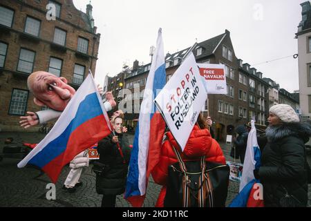 Anhänger von Aleksei Navalny nehmen nach einem Jahr seiner Inhaftierung am 22. Januar 2022 in Düsseldorf an einer Protestaktion der Freien Navalny Teil (Foto: Ying Tang/NurPhoto) Stockfoto