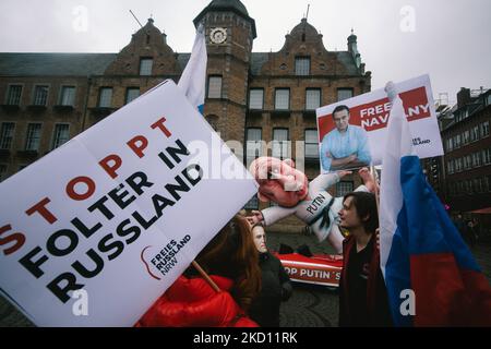 Anhänger von Aleksei Navalny nehmen nach einem Jahr seiner Inhaftierung am 22. Januar 2022 in Düsseldorf an einer Protestaktion der Freien Navalny Teil (Foto: Ying Tang/NurPhoto) Stockfoto