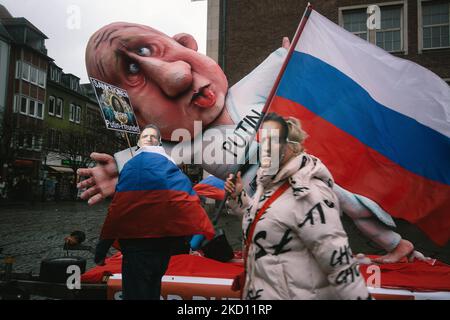 Anhänger von Aleksei Navalny nehmen nach einem Jahr seiner Inhaftierung am 22. Januar 2022 in Düsseldorf an einer Protestaktion der Freien Navalny Teil (Foto: Ying Tang/NurPhoto) Stockfoto