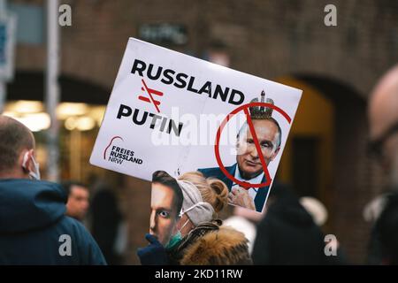 Anhänger von Aleksei Navalny nehmen nach einem Jahr seiner Inhaftierung am 22. Januar 2022 in Düsseldorf an einer Protestaktion der Freien Navalny Teil (Foto: Ying Tang/NurPhoto) Stockfoto